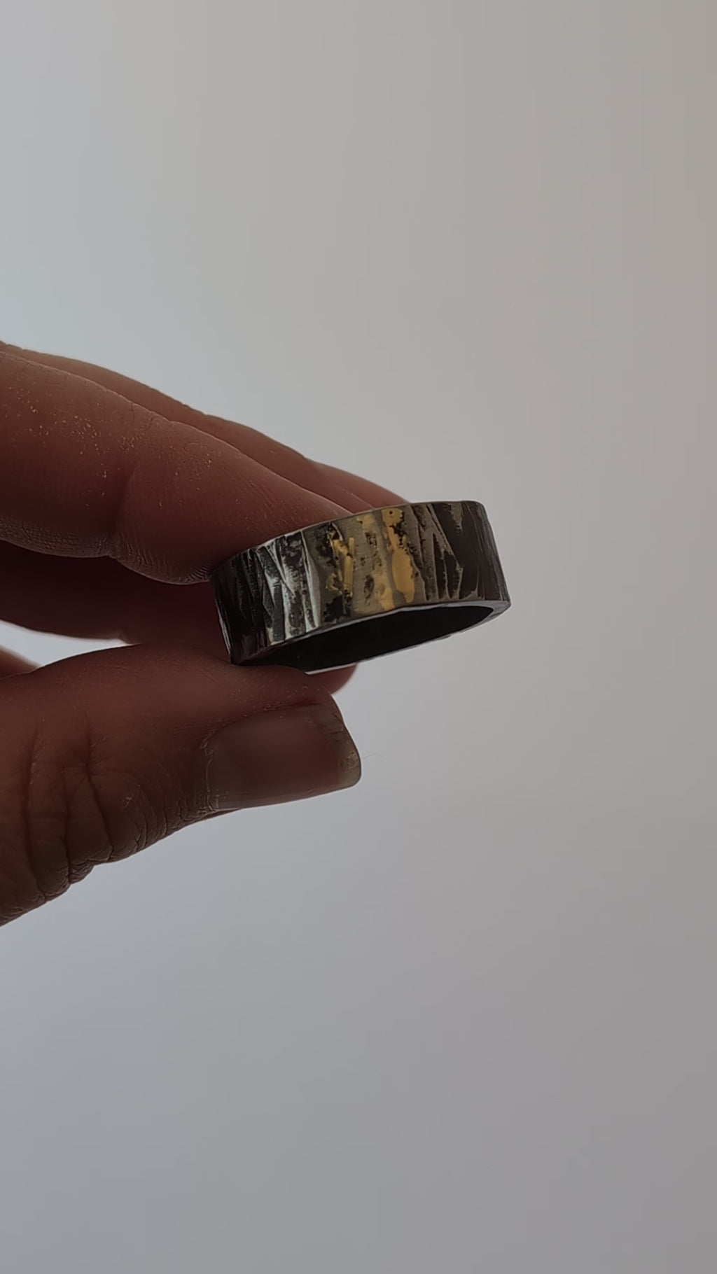 Distinguished 24k Gold Stripe Textured Hammered Band